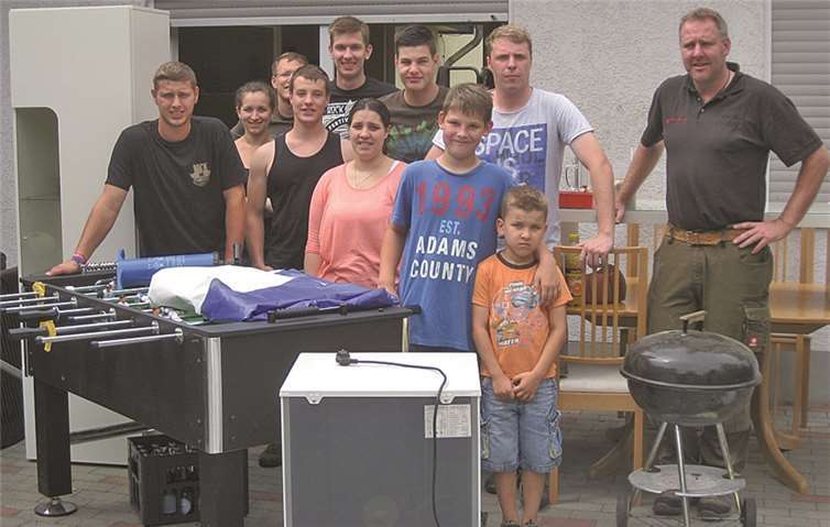 Mit vereinten Kräften wurde der Jugendraum neu hergerichtet. privat