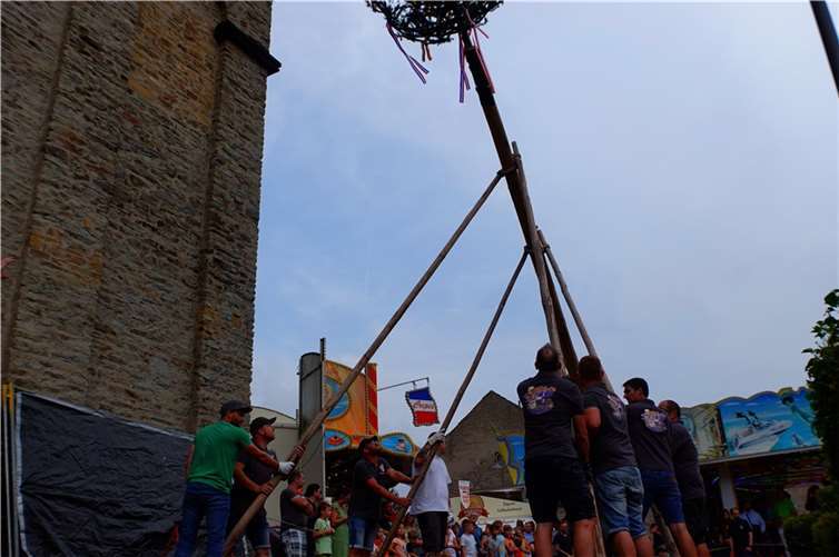 Mit vereinten Kräften wurde der Kirmesbaum aufgestellt.