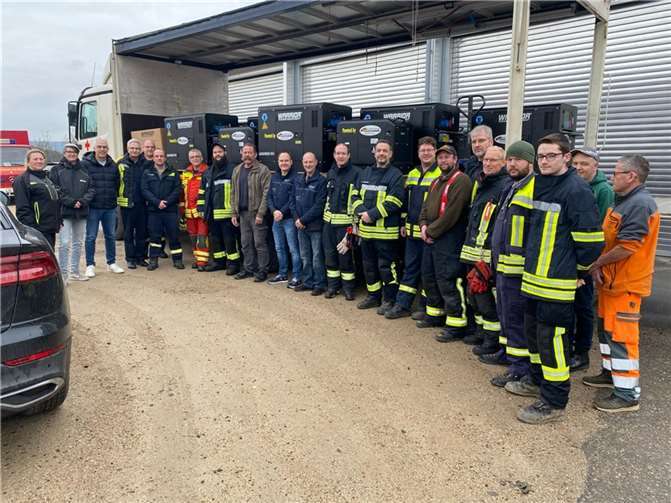Mit vereinten Kräften wurden die Geräte verladen und an die freiwilligen Feuerwehren verteilt.  Foto: Helfer-Stab gGmbH