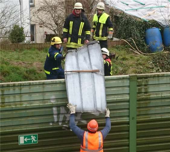Mit vereinten Kräften wurden die Trümmer geborgen.