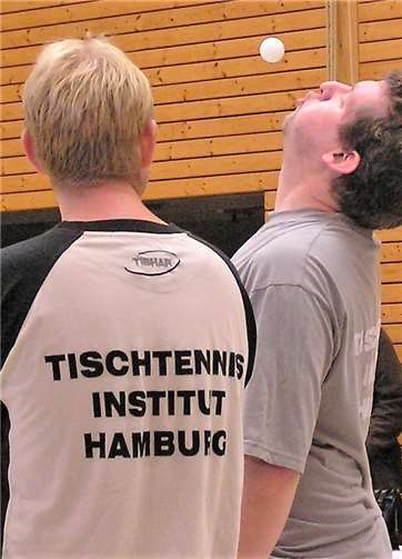 Mit verschiedenen Techniken wird der Ball über die Platte gezaubert, Hauptsache nicht so wie gewöhnlich.Foto: TTITD Hamburg