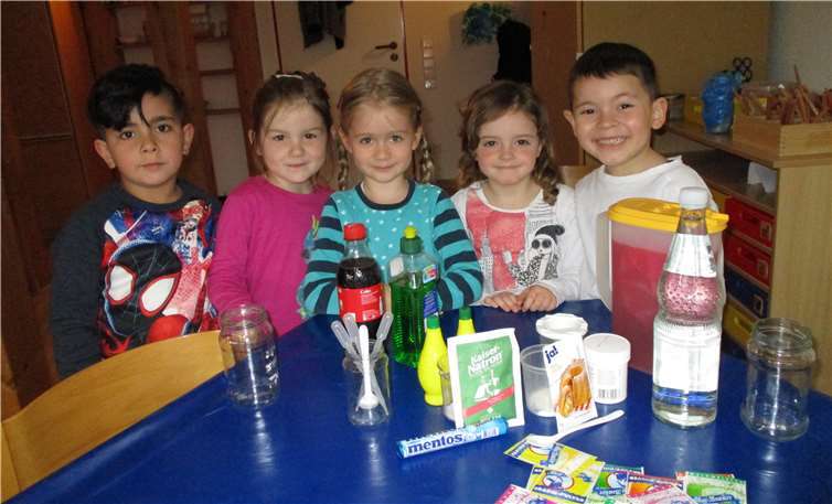 Mit verschiedenen Zutaten konnten die Kinder ihre selbst gebastelten Vulkane zum Ausbrechen bringen. Foto: privat