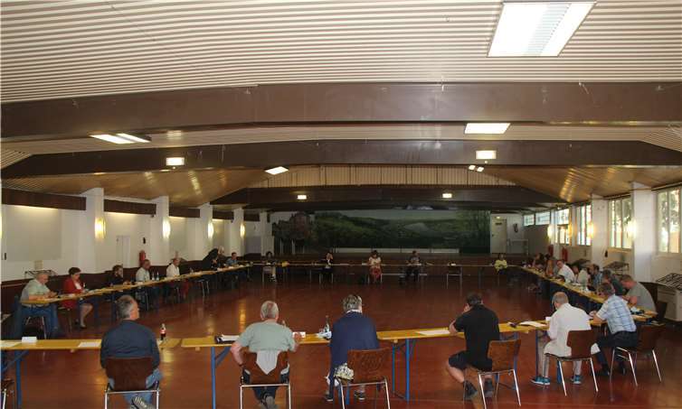 Mit viel Abstand: Die Stadtratssitzung in der Jahnhalle. Fotos: KMI