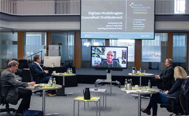 Mit viel Abstand und neuen Medien wurde sich informiert und angeregt diskutiert. Foto: Nick Brombach