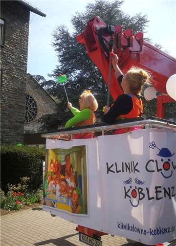 Mit viel Applaus, großen Augen begrüßten die Bewohner*innen und Pflegekräfte in den verschiedenen Häusern die Clowns, Koky, Möhrchen, Tilla, Fiderella und Firderalala die Bewohner*innen an den Fenstern.Foto: privat