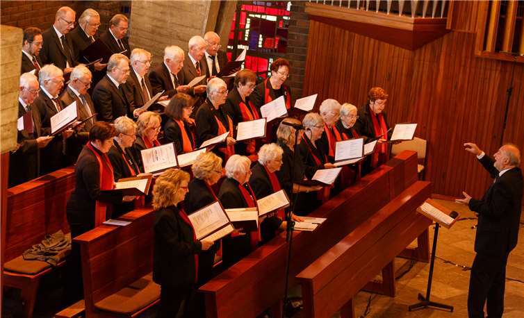 Mit viel Applaus wurde der gemischte Chor für das gelungene Konzert belohnt.privat
