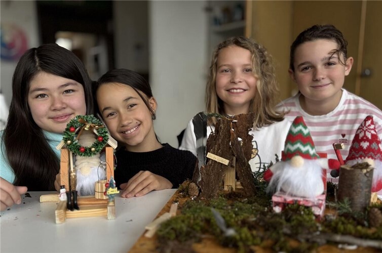 Mit viel Begeisterung bastelten die Schülerinnen des Gymnasium im Kannenbäckerland die Wichtelhäuser im Rahmen der Neigungsgruppe „Werken. Fotos:Pressemitteilung Gymnasium im Kannenbäckerland