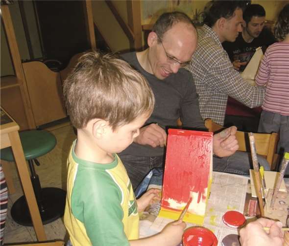 Mit viel Begeisterung bauten die Kindergartenkinder, zusammen mit ihren Vätern entweder ein Vogel- oder Insektenhäuschen. Privat
