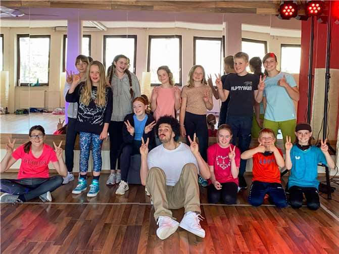 Mit viel Begeisterung nahm an diesem Workshop eine tanzbegeisterte Gruppe Jugendlicher teil, um gemeinsam mit Gabriel Choreografien und Moves einzustudieren. Foto: privat