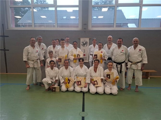 Mit viel Begeisterung und großem Einsatz konnten alle Prüflinge ihren Test erfolgreich abschließen und die Urkunden entgegennehmen.