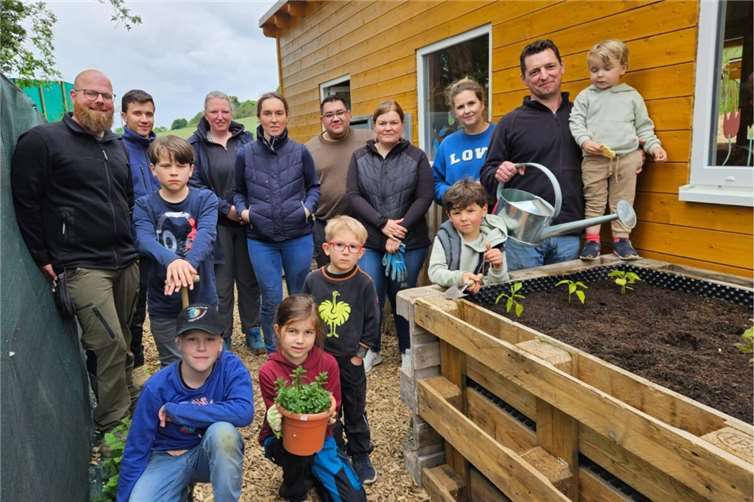Kinder gestalten nachhaltige Zukunft aktiv mit Mit viel Einsatz und Begeisterung setzen sich die Kinder, Eltern und die Mitarbeiter*innen für einen bewussten Umgang mit der Natur und ihren Ressourcen ein. Foto: Sven Fallait
