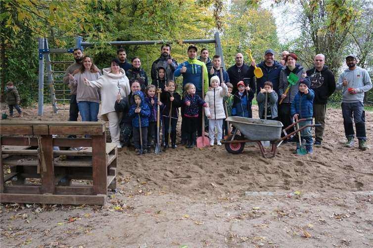 Mit viel Einsatz wurden große Sandberge weggeschaufelt- ein Kraftakt, der dank der zahlreichen helfenden Hände schnell bewältigt war. Foto: privat