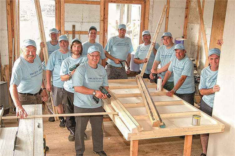 Mit viel Elan ging es an den Bau der neuen Theaterbühne.privat