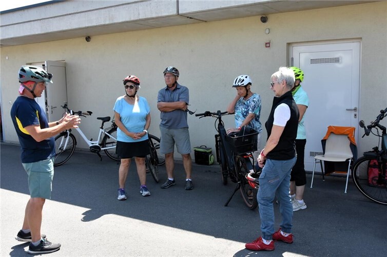 Mit viel Elan nahmen die E-Bikenden an den von ADFC-Trainer Andreas Urban geleiteten Fahrsicherheitstrainings auf dem abgesperrten Parkplatz der Verbandsgemeindeverwaltung Pellenz teil 