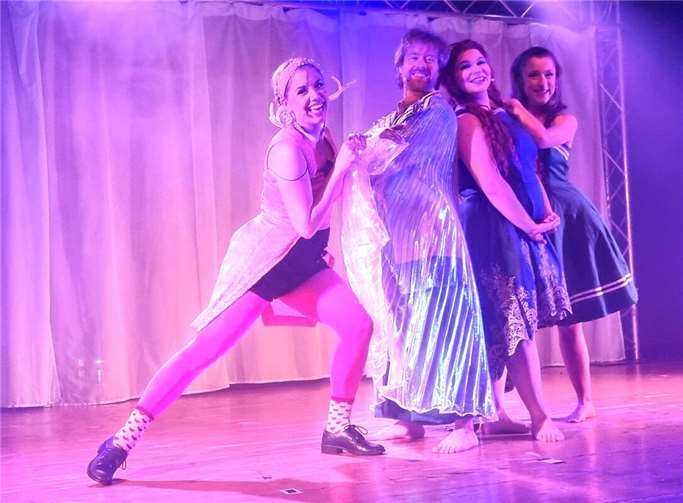 Die kleine Meerjungfrau begeisterte Mit viel Elan spielte sich das Ensemble des Theater am Lohmarkt in die Herzen vieler junger Theaterfreunde. Foto: Klaus Woyda