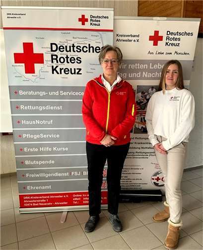 Mit viel Empathie brachten Marion Simonis (l.) Teamleiterin des DRK HausNotrufs, und Leticia Greef (r.), Rettungssanitäterin und ehemalige FSJlerin beim DRK-Kreisverband Ahrweiler e.V., den Schülerinnen und Schülern des Sinziger Rhein-Gymnasiums das Freiwillige Soziale Jahr näher und beantworteten die zahlreichen Fragen. Foto: Jeannette Zimmermann, DRK-Kreisverband Ahrweiler e.V.
