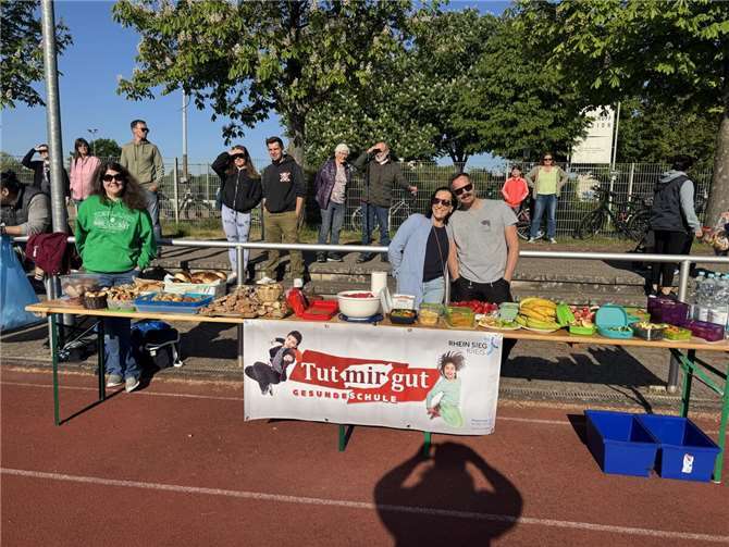 Mit viel Engagement haben die Eltern ein reichhaltiges „Tut-mir-gut“-Buffet mit gesunden Leckereien vorbereitet und warten strahlend und gut gelaunt auf die KGS-Kinder.  Foto: privat