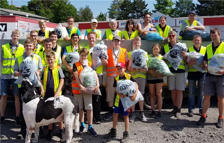 Mit viel Engagement sammelten die Kinder und Jugendlichen die Kleidersäcke ein, um so anderen Kindern in Bolivien ein besseres Leben zu ermöglichen.privat