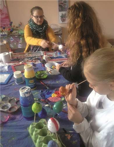 Mit viel Engagement und Kreativität bastelten und malten die Kinder die Eier an. privat