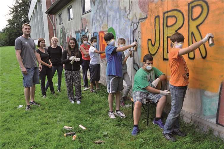 Mit viel Engagement und Kunstverständnis waren die Jugendlichen des Jugendbahnhofs bei der Sache. AB