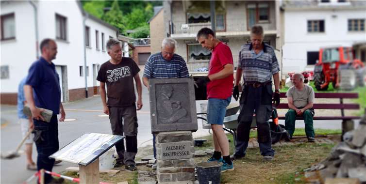 Mit viel Fleiß arbeiten die „Steinbeißer“ an der Neugestaltung des Dorfplatzes. privat