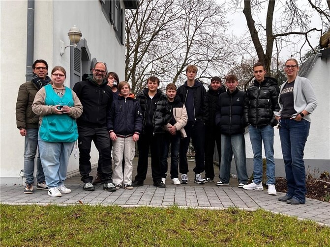 Mit viel Freude haben Schülerinnen und Schüler der IGS Pellenz handgefertigte Krippen für den integrativen Krippenweg der Barmherzigen Brüder Saffig bereitgestellt. Foto: Melina Kreyer