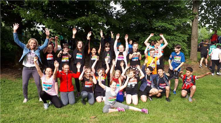Mit viel Freude nahmen die Schülerinnen und Schüler am Deichlauf teil. privat