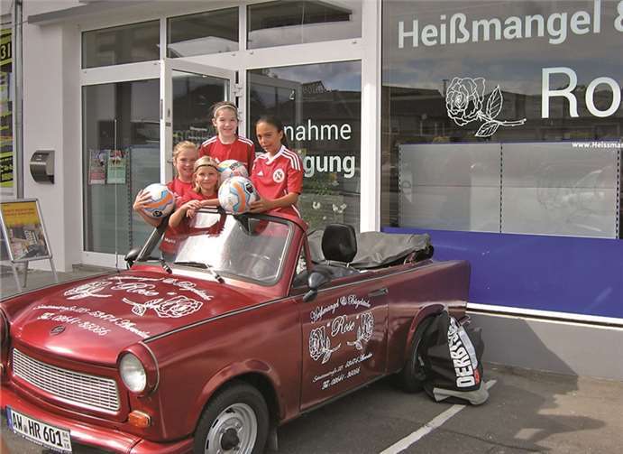 Mit viel Freude nahmen die jungen Talente die neuen Bälle entgegen. privat