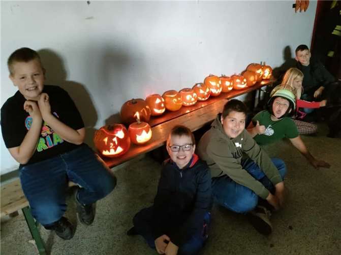 Mit viel Freude schnitzten die jungen KameradInnen schaurig aussehende Kürbisköpfe.  Foto: privat