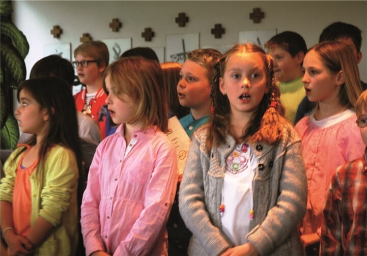 Mit viel Freude treten die Kinderchöre der Kreismusikschule immer wieder vor älteren Menschen auf. privat