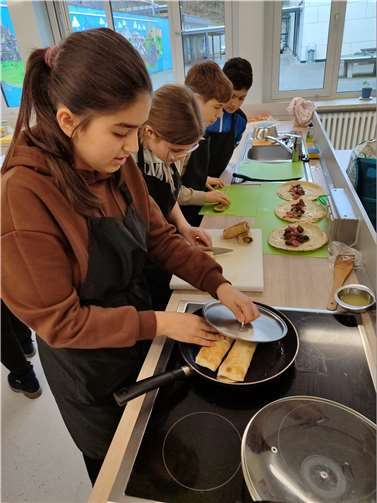 Mit viel Freude und Fleiß wurden in der Küche die „fremdländischen Gerichte“ zubereitet.
