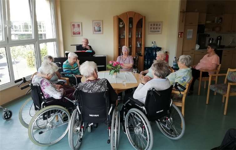 Mit viel Freude und Klavierbegleitung durch Heinz Müller wird nun oft gesungen.  Privat