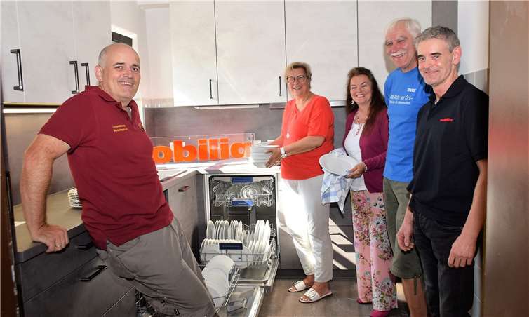 Mit viel Freude wurde die neue Küche eingerichtetFoto: Alfred Eich