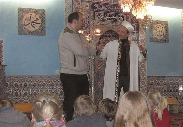 Mit viel Geduld beantworteten Ferat Türkel (Vorstand der Moschee) und Cemalettin Akinci (Imam /Vorbeter) die Fragen der Kinder. privat