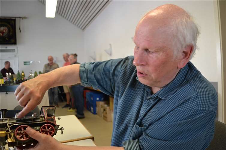 Mit viel Geduld berichtete Herbert Reinthal von der Märklin-Geschichte und von der Entwicklung von der Spur 0 zur heute gängigen Spur H0 – Halb Null Fotos: Eberhard Thomas Müller