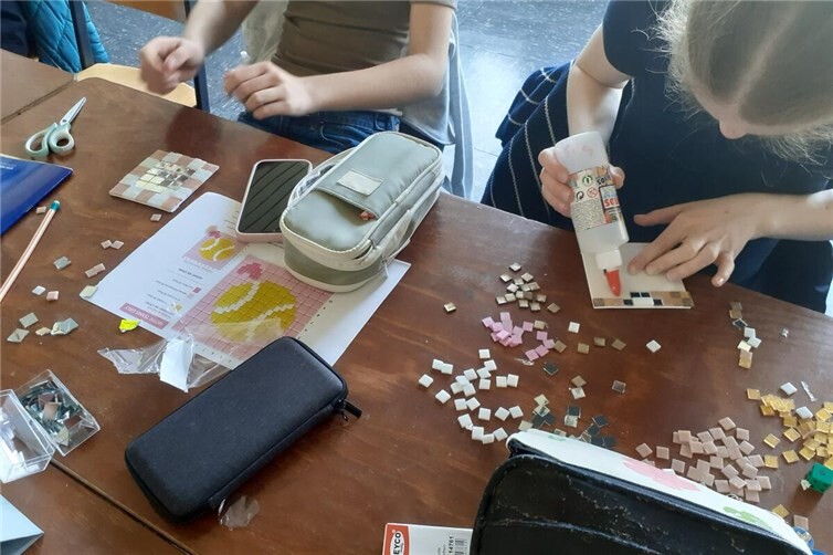 Mit viel Geduld und Kreativität entstanden an diesem Tag beeindruckende Mosaike.