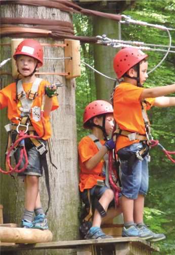 Mit viel Geschick absolvieren die zukünftigen Schulkinder den Kletterparcours durchs Takka-Tukka-Land.  privat