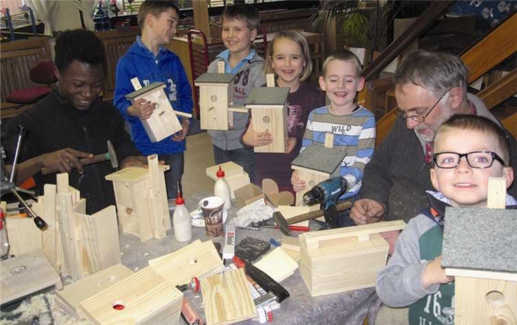 Mit viel Geschick und Freude fertigten die Kinder ihre ganz eigenen Nistkästen aus Holz.