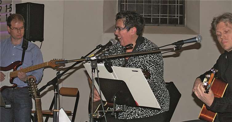 Mit viel Herzblut sangen und spielten die drei Vollblutmusiker von „Acoustic Spirit“ zugunsten des Kirchendachs.privat