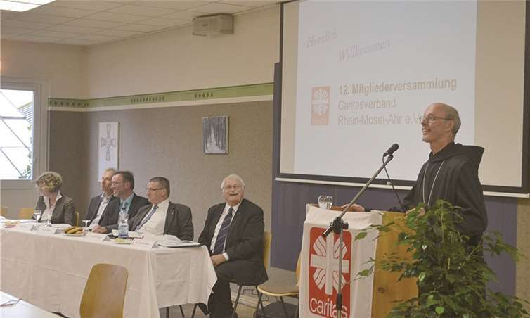 Mit viel Humor und Tiefgang begrüßte Hausherr Abt Benedikt Müntnich den Caritasverband im Informationszentrum Maria Laach.privat