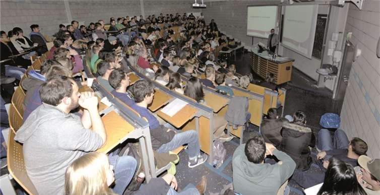 Mit viel Interesse hörten sich Studenten und Gäste die Ausführungen an. privat