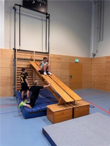 Mit viel Kreativität, Engagement und sportlichem Einfallsreichtum hatte das Kollegium zahlreiche Wintersportarten kindgerecht für die Halle aufbereitet.  Foto: Kerstin Doetsch