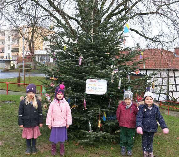 Mit viel Liebe haben die Kleinen den Tannenbaum mit ihren Kunstwerken dekoriert. Foto: Miriam Metzenmacher
