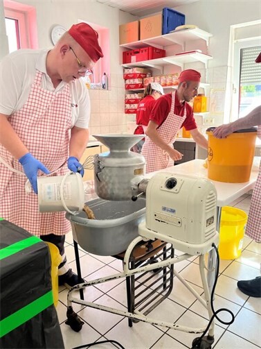 Mit viel Liebe werden die Reibekuchen zubereitet.  Foto: privat