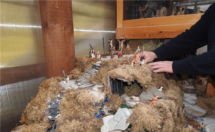 Mit viel Liebe wird die große Passionskrippe aufgebaut. WAMFO.DE
