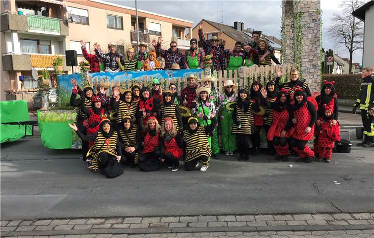 Mit viel Liebe zum Detail bauten die Feuerwehrmänner ihren Karnevalswagen.privat