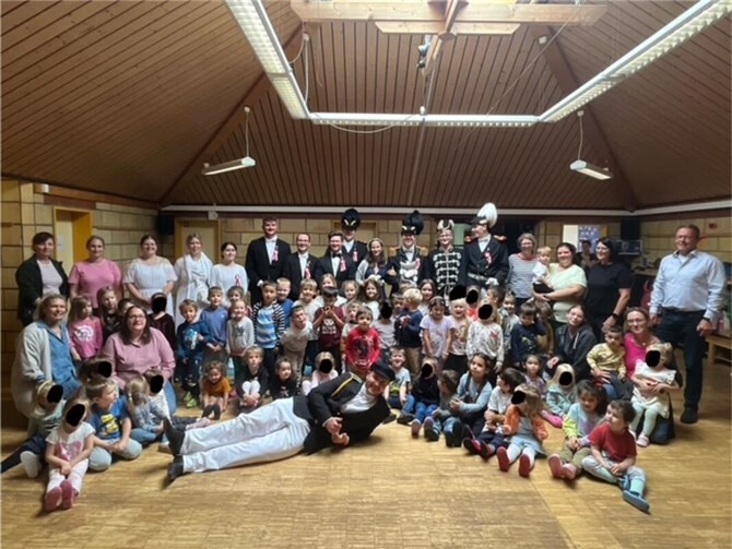 Mit viel Pomp und auf die Musik von „Preußens Gloria“ marschierte die Abordnung des KJGV 1797 Rheinbrohl mit dem neuen Königspaar Fenja Becker und Lukas Schmitz ein.  Fotos: Silvia Allar