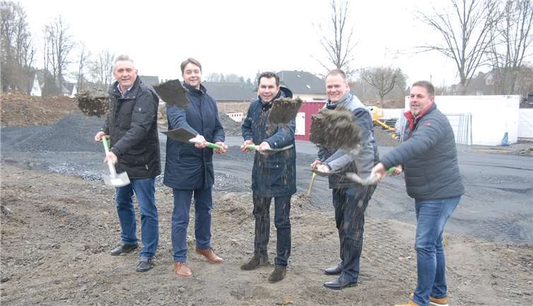 Mit viel Schwung gehen Investor, Gemeinde und Bauunternehmen das Vorhaben an. Nach dem Spatenstich vorige Woche sollen das Mehrfamilienhaus und die Erschließung der Grundstücke bis zum Sommer fertiggestellt sein.Foto: KER