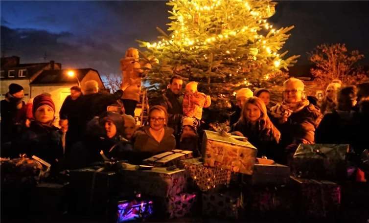 Mit viel Spaß durften die Kinder den großen Weihnachtsbaum dekorieren. Ortsausschuss Odendorf e. V.