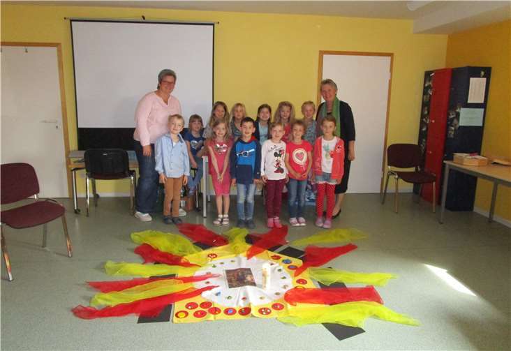 Mit viel Spaß erlebten die Kinder die Pfingstgeschichte. Privat